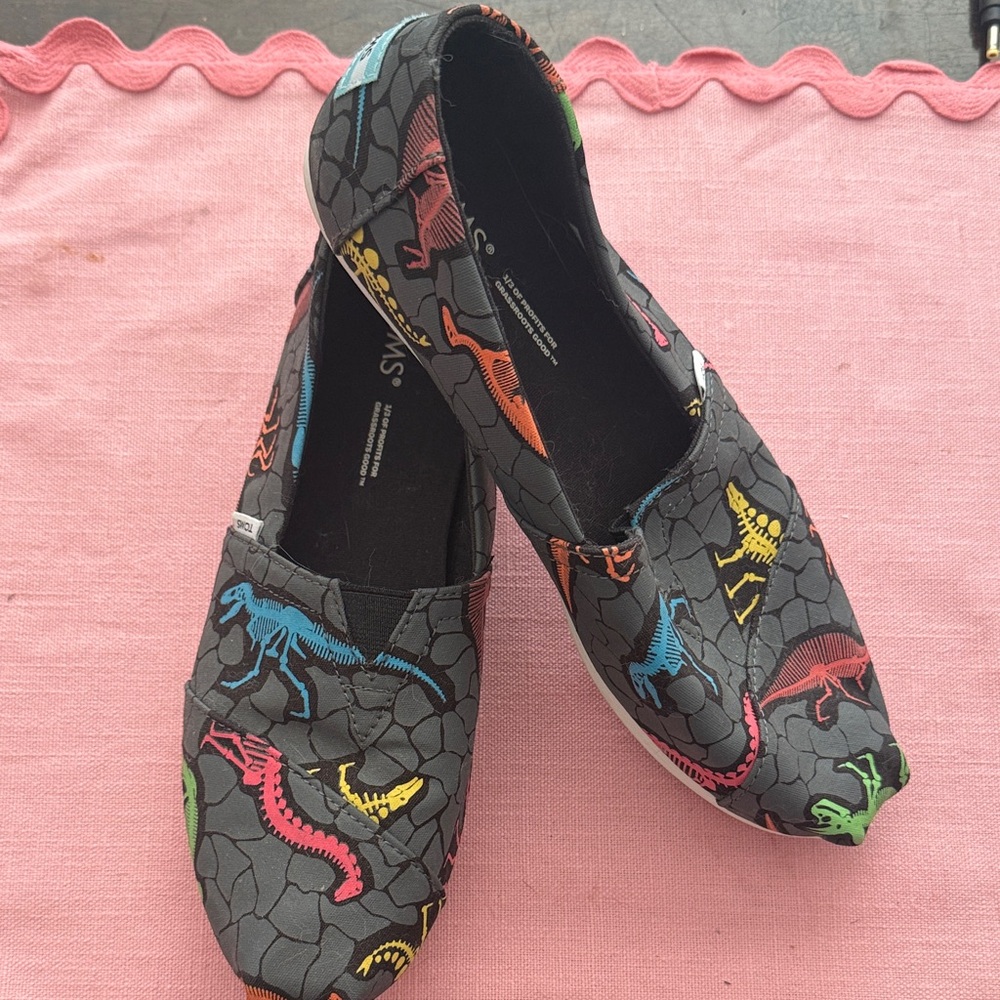 Tom’s Size 7 Women Colorful Dinosaur Print Slip-On Shoes